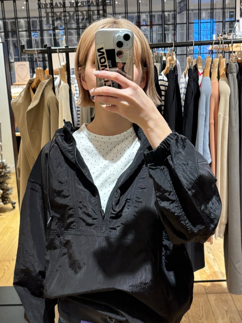 ホワイト系のTシャツ/カットソー、ブラック系のパーカー、ブラック系のボディバッグ/ウエストポーチを着用したレディースの春コーディネートの4枚目の写真