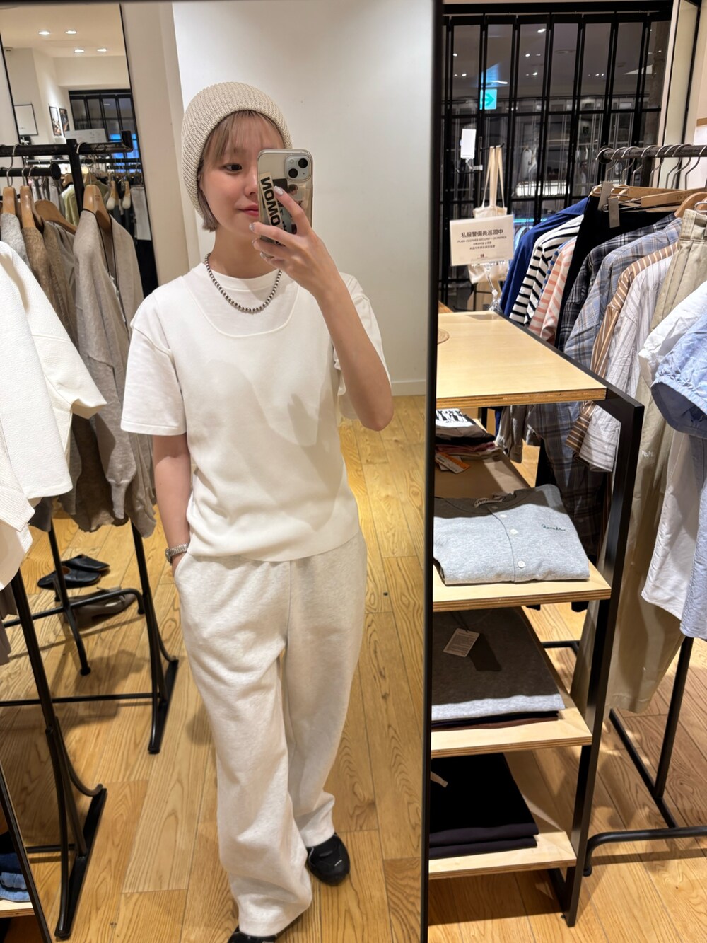 ホワイト系のタンクトップ、ホワイト系のTシャツ/カットソー、グレー系のその他パンツを着用したレディースの春コーディネートの2枚目の写真