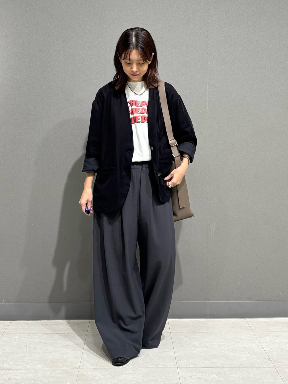 ブラック系のノーカラージャケット、グレー系のショルダーバッグを着用したレディースの秋コーディネートの6枚目の写真