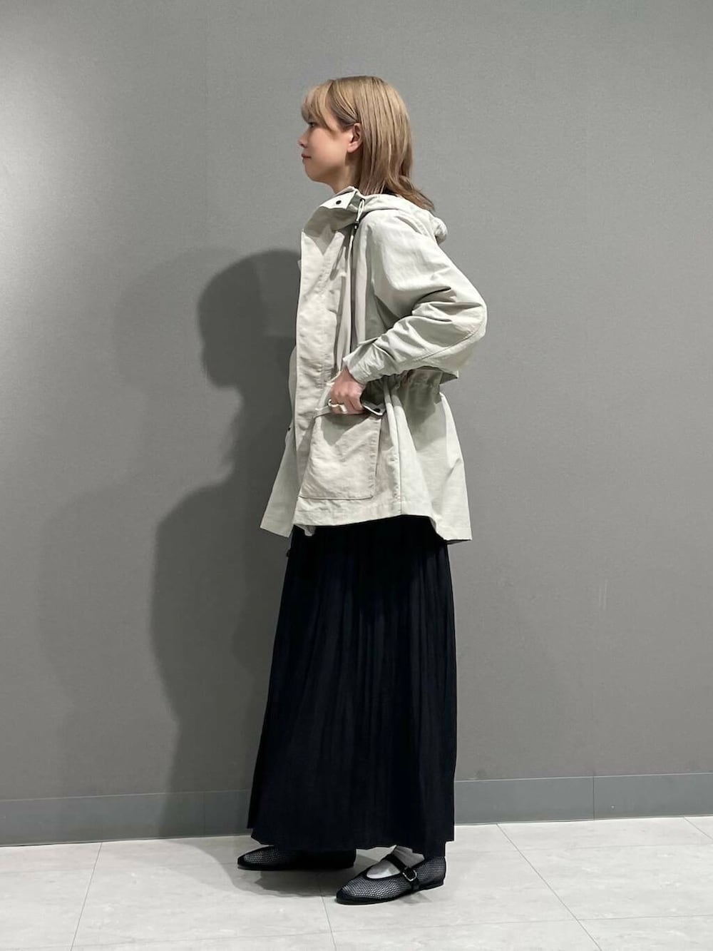 グレー系のTシャツ/カットソー、ベージュ系のマウンテンパーカーを着用したレディースの春コーディネートの3枚目の写真