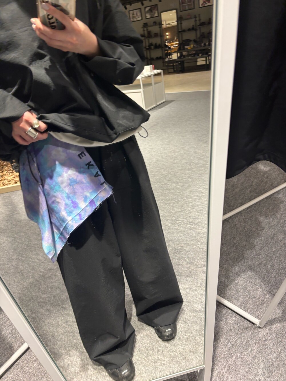 ブラック系のその他アウター、ブラック系のその他パンツを着用したレディースの春コーディネートの2枚目の写真