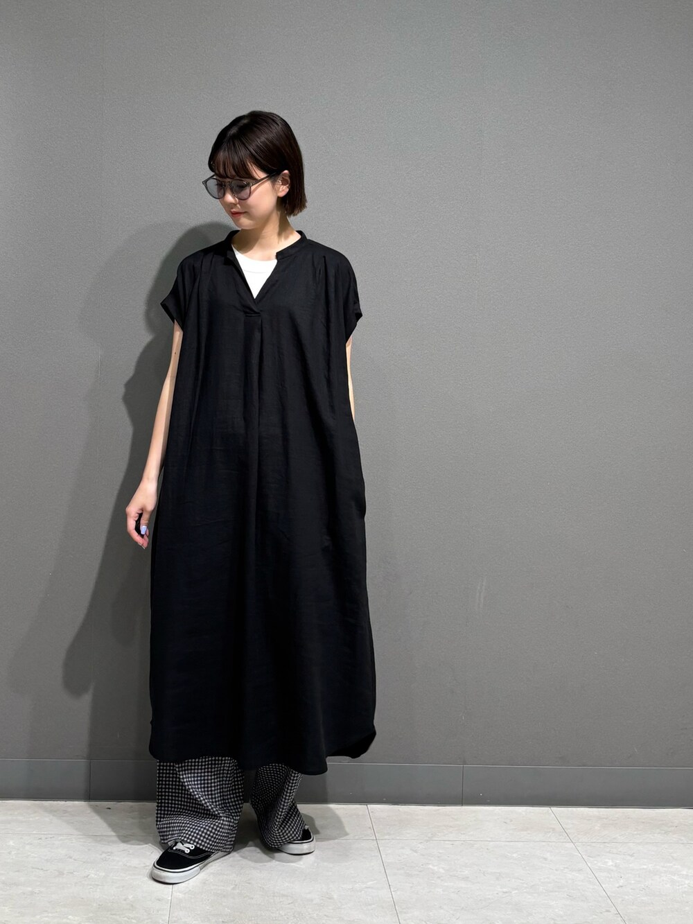ブラック系のワンピース、ブラック系のその他パンツ、ホワイト系のタンクトップを着用したレディースの夏コーディネートの4枚目の写真