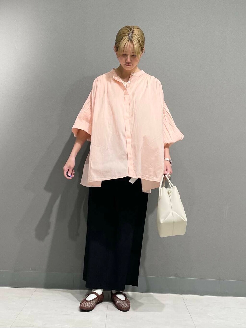 ホワイト系のショルダーバッグ、ピンク系のシャツ/ブラウスを着用したレディースの春コーディネートの2枚目の写真