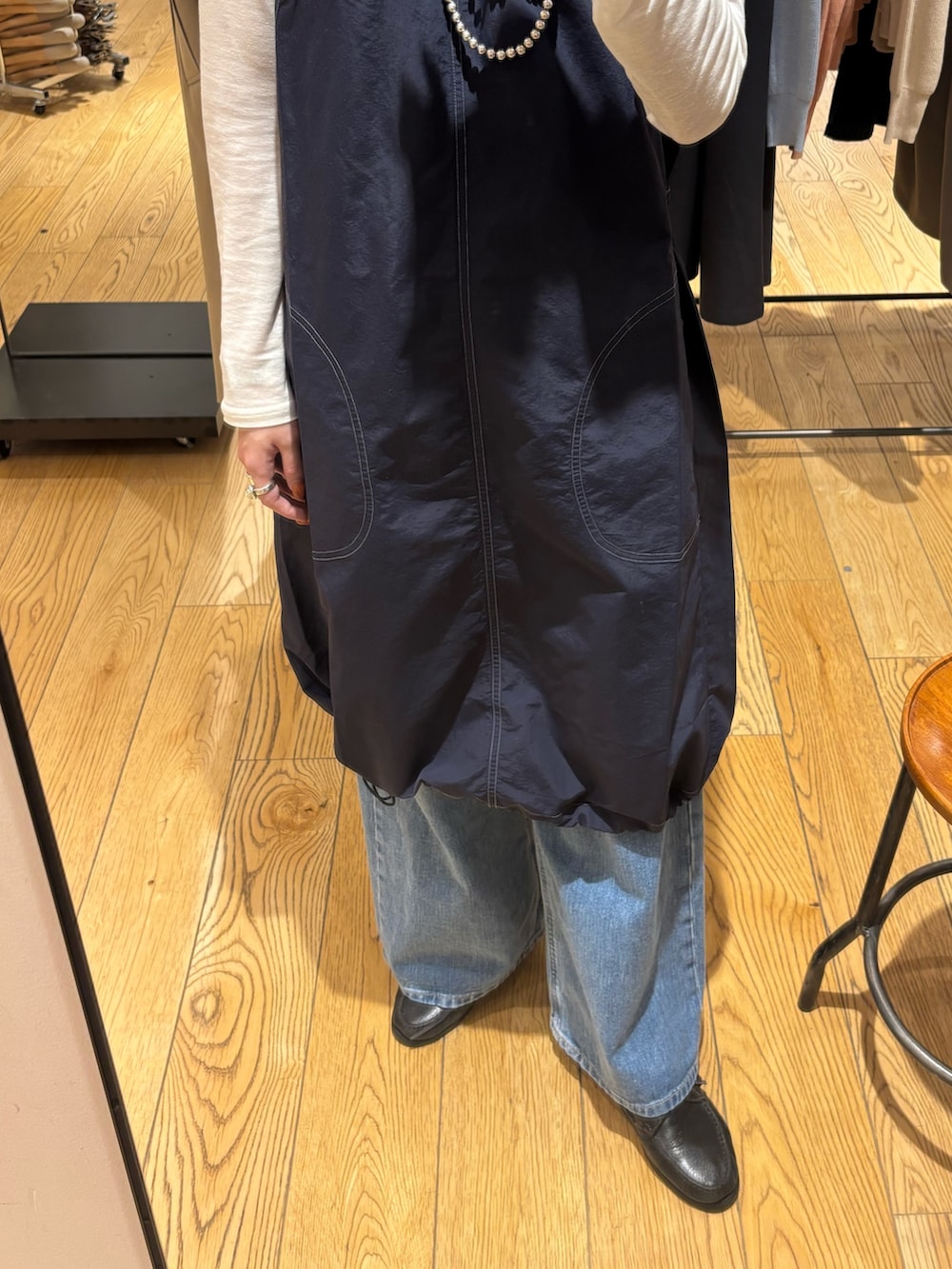 ブルー系のデニムパンツ、ブルー系のワンピース、ホワイト系のTシャツ/カットソーを着用したレディースの春コーディネートの4枚目の写真