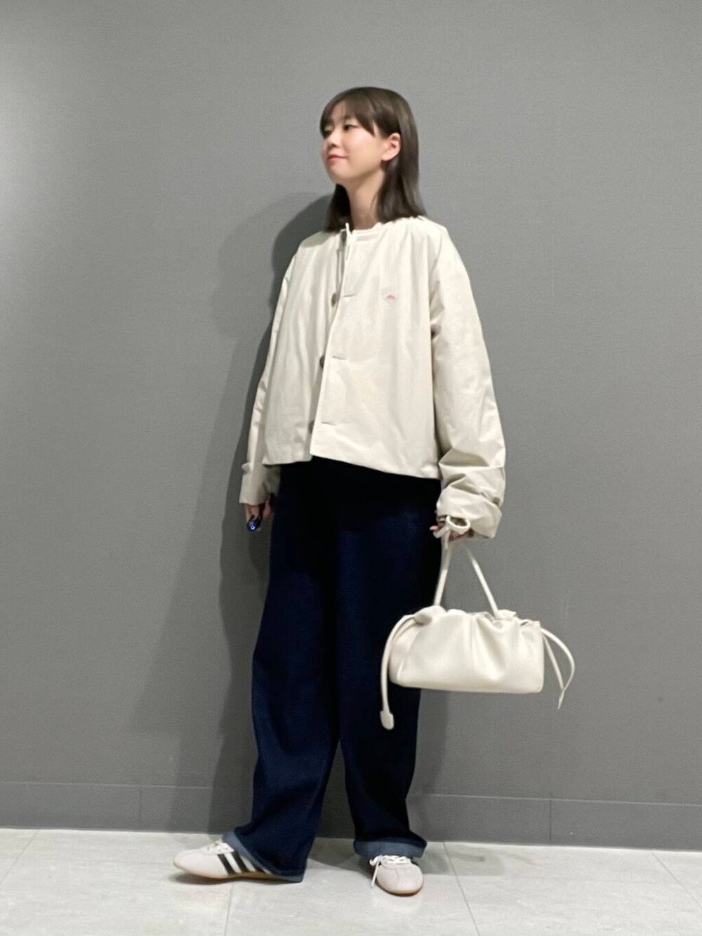 「アーバンリサーチ、カジュアルコーデ、スニーカーコーデ、アーバンリサーチドアーズ、デニムコーデ、doors、20代、ドアーズ、パンツコーデ、160cm、ミディアムヘア、骨格ナチュラル、ベーシックアイテムで作る最旬コーデ、春のジャケットスタイル」|「URBAN RESEARCH DOORSのDenim Jacket(デニムジャケット、ブルー系)」を使った、tskyuunaさん(レディース・160cm)の冬コーディネートの2枚目の写真