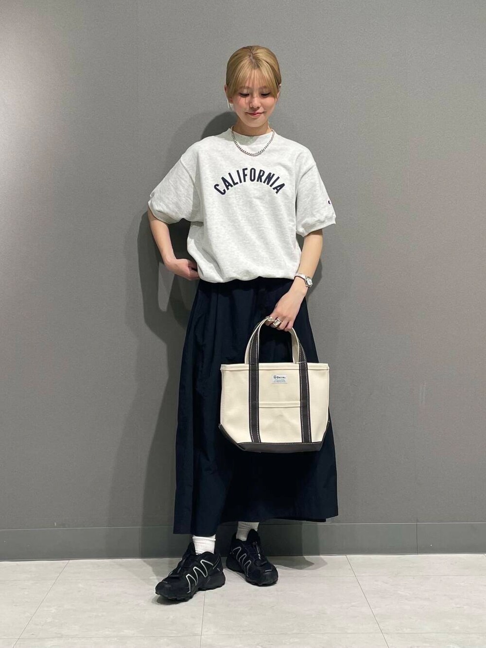 ブラック系のスカート、ホワイト系のヘアゴムを着用したレディースの春コーディネートの8枚目の写真