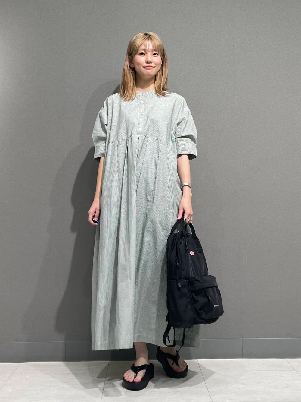 ブラック系のサンダル、グリーン系のワンピースを着用したレディースの夏コーディネートの9枚目の写真