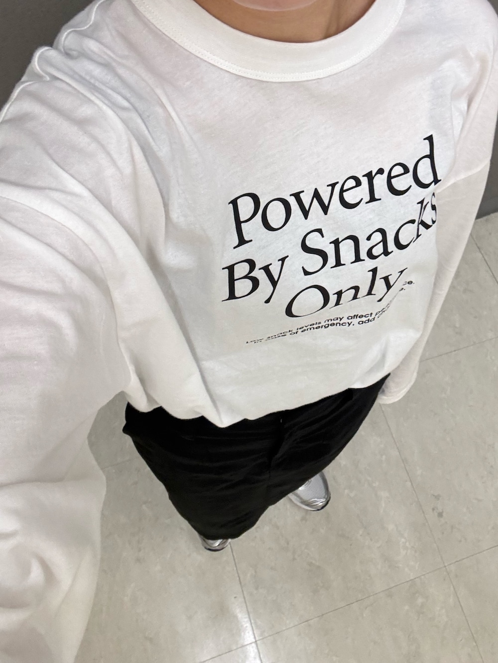 グレー系のシャツ/ブラウス、ホワイト系のTシャツ/カットソー、ブラック系のスカートを着用したレディースの夏コーディネートの2枚目の写真
