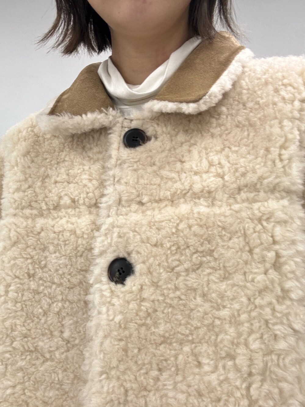 ブラウン系のその他アウター、ブラウン系のその他パンツ、ブラウン系のその他シューズを着用したレディースの秋コーディネートの5枚目の写真