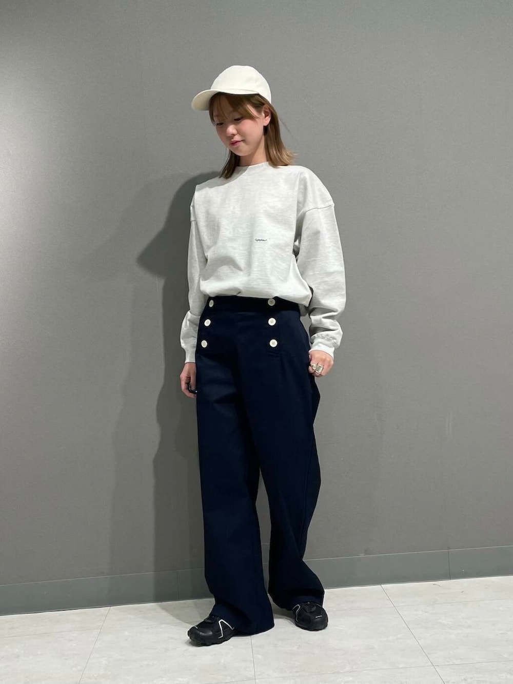 「アーバンリサーチ、カジュアルコーデ、スニーカーコーデ、アーバンリサーチドアーズ、doors、20代、ドアーズ、パンツコーデ、160cm、ミディアムヘア、骨格ナチュラル、ベーシックアイテムで作る最旬コーデ、骨格ナチュラル×カジュアル」｜「URBAN RESEARCH DOORSのツイルキャップ（キャップ、ホワイト系）」を使った、tskyuunaさん（レディース・160cm）の冬コーディネートの3枚目の写真