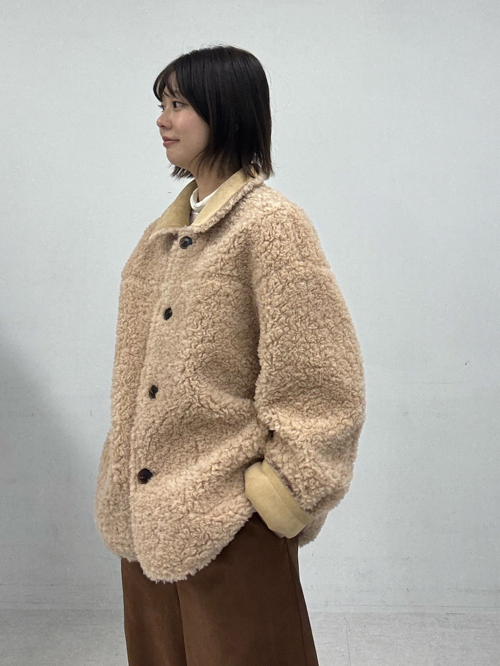 ベージュ系のその他アウター、ブラウン系のその他パンツ、ブラウン系のその他シューズを着用したレディースの秋コーディネートの2枚目の写真