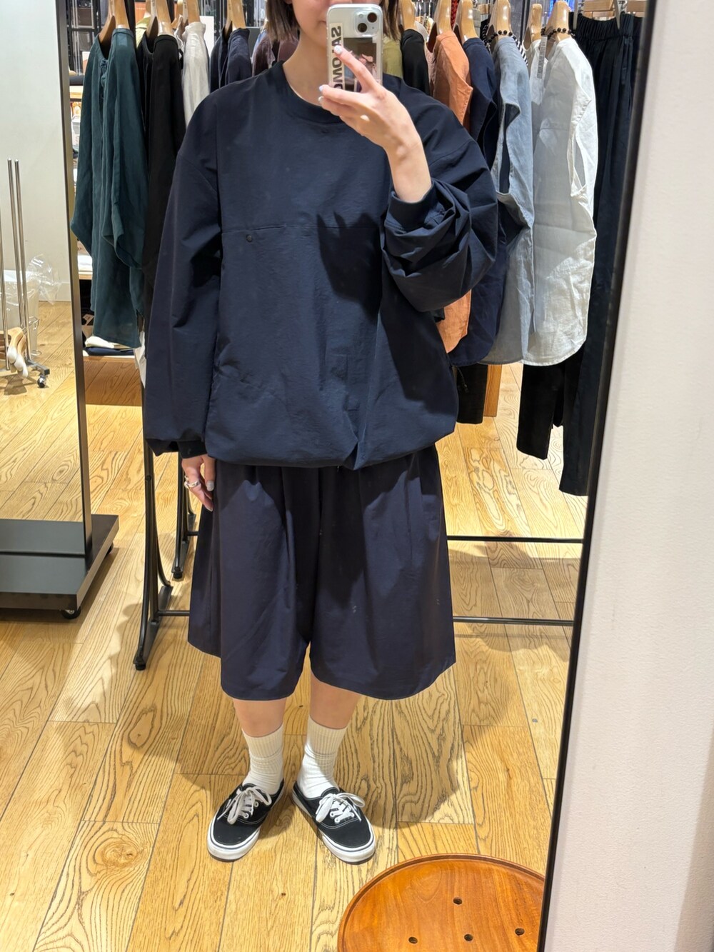 ブルー系のTシャツ/カットソー、ブルー系のその他パンツを着用したレディースの夏コーディネートの2枚目の写真