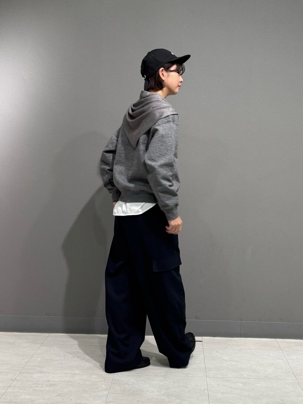 グレー系のスウェット、グレー系のその他パンツ、ホワイト系のTシャツ/カットソーを着用したレディースの秋コーディネートの2枚目の写真