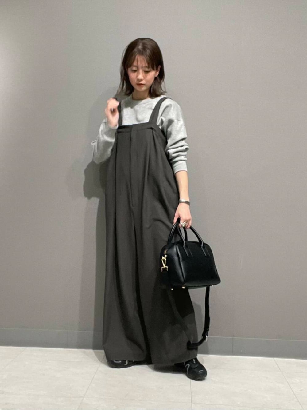 ブラック系のボストンバッグ、グレー系のサロペット/オーバーオール、グレー系のサロペット/オーバーオールを着用したレディースの冬コーディネートの2枚目の写真