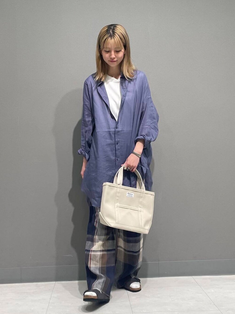 ブルー系のその他パンツ、ブルー系のシャツ/ブラウス、グレー系のサンダルを着用したレディースの春コーディネートの2枚目の写真