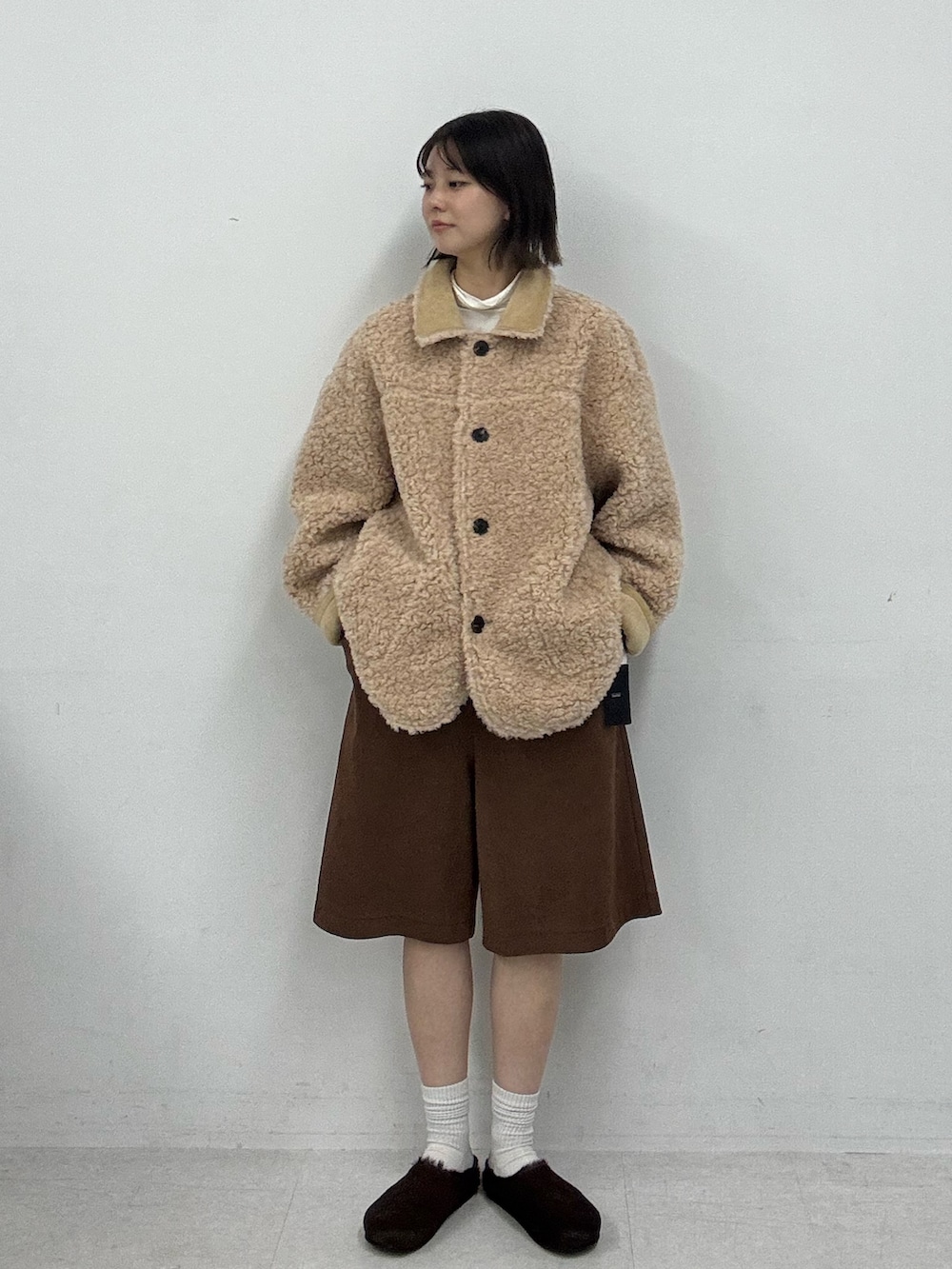 ベージュ系のその他アウター、ブラウン系のその他パンツ、ブラウン系のその他シューズを着用したレディースの秋コーディネートの6枚目の写真