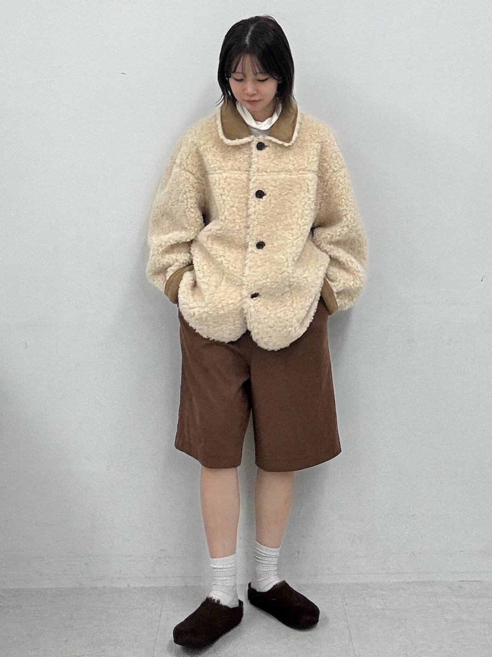 ブラウン系のその他アウター、ブラウン系のその他パンツ、ブラウン系のその他シューズを着用したレディースの秋コーディネートの2枚目の写真