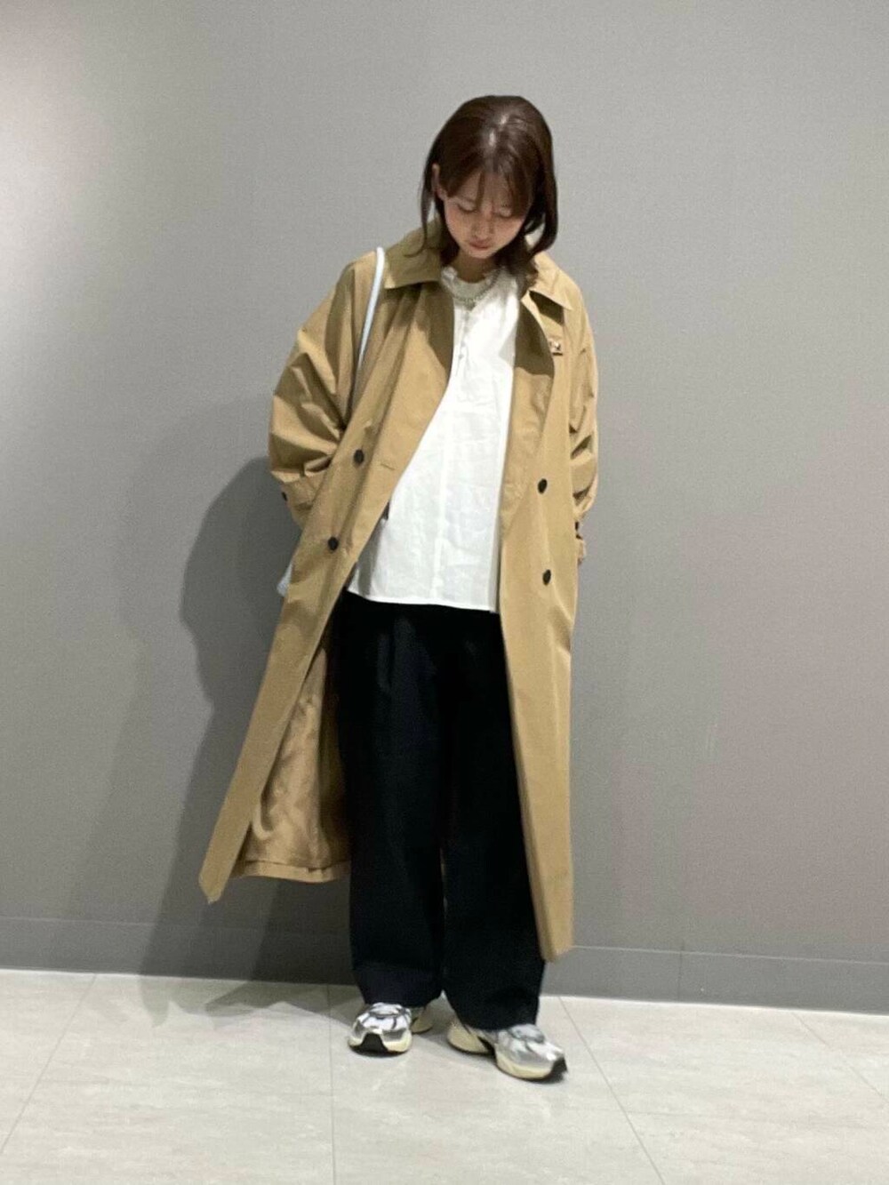 「アーバンリサーチ、カジュアルコーデ、NIKE、アーバンリサーチドアーズ、doors、20代、ドアーズ、パンツコーデ、160cm、ミディアムヘア、骨格ナチュラル、ベーシックアイテムで作る最旬コーデ」｜「NIKEのNIKE　V2Kラン（スニーカー、シルバー系）」を使った、tskyuunaさん（レディース・160cm）の冬コーディネートの2枚目の写真