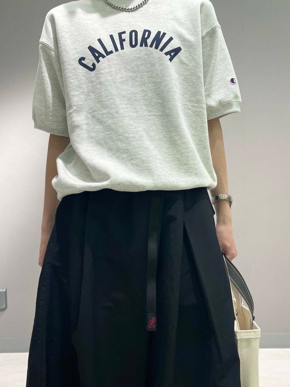 ブラック系のスカート、ホワイト系のヘアゴムを着用したレディースの春コーディネートの7枚目の写真