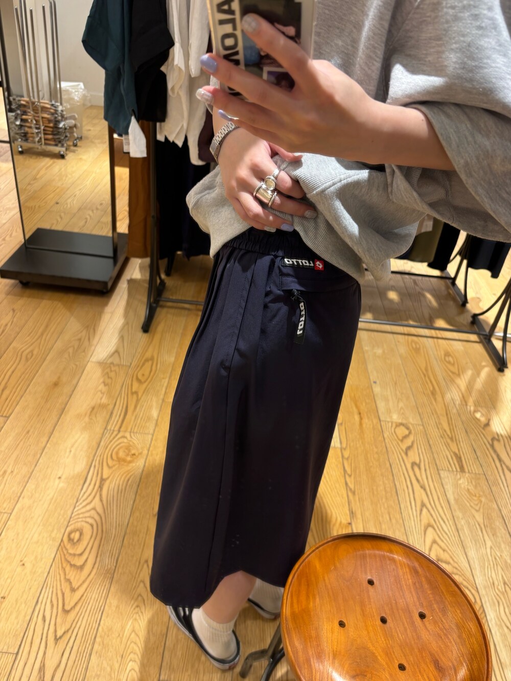 ブルー系のその他パンツ、グレー系のスウェットを着用したレディースの夏コーディネートの4枚目の写真