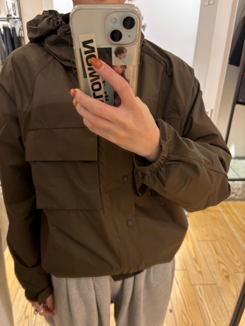 ブラウン系のテーラードジャケットを着用したレディースの冬コーディネートの2枚目の写真