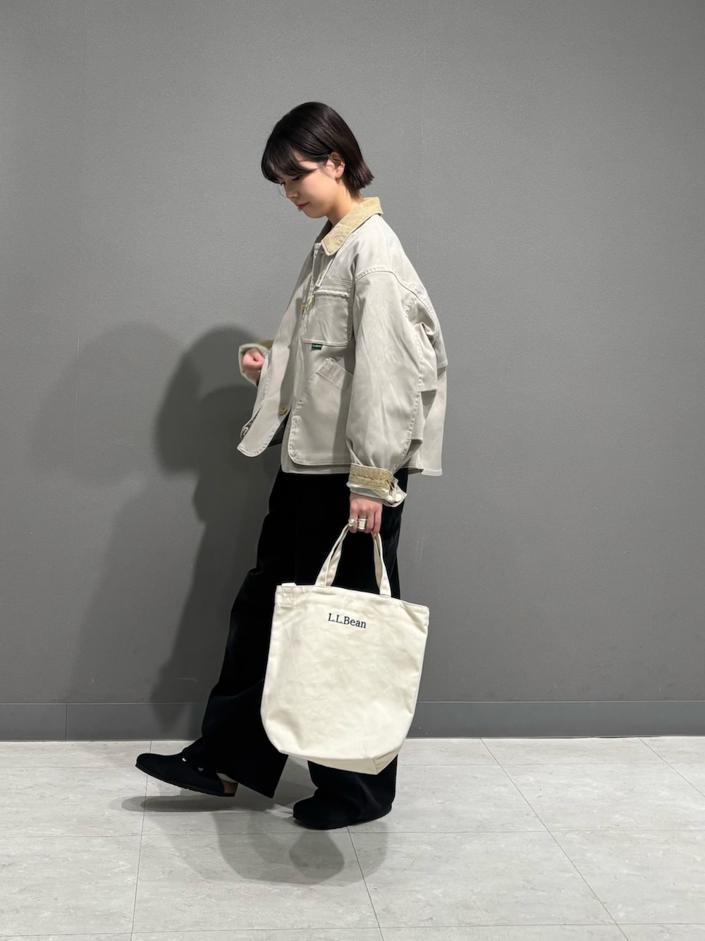 ベージュ系のテーラードジャケット、ベージュ系のショルダーバッグ、グレー系のTシャツ/カットソーを着用したレディースの冬コーディネートの2枚目の写真