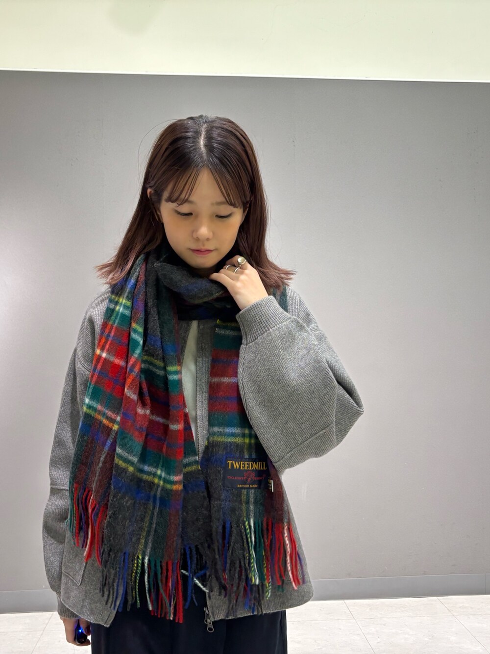 グレー系のその他パンツ、グリーン系のニット/セーター、ベージュ系のショルダーバッグを着用したレディースの秋コーディネートの5枚目の写真