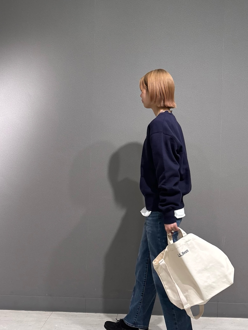 ブルー系のTシャツ/カットソー、ホワイト系のTシャツ/カットソー、ブルー系のデニムパンツを着用したレディースの冬コーディネートの4枚目の写真