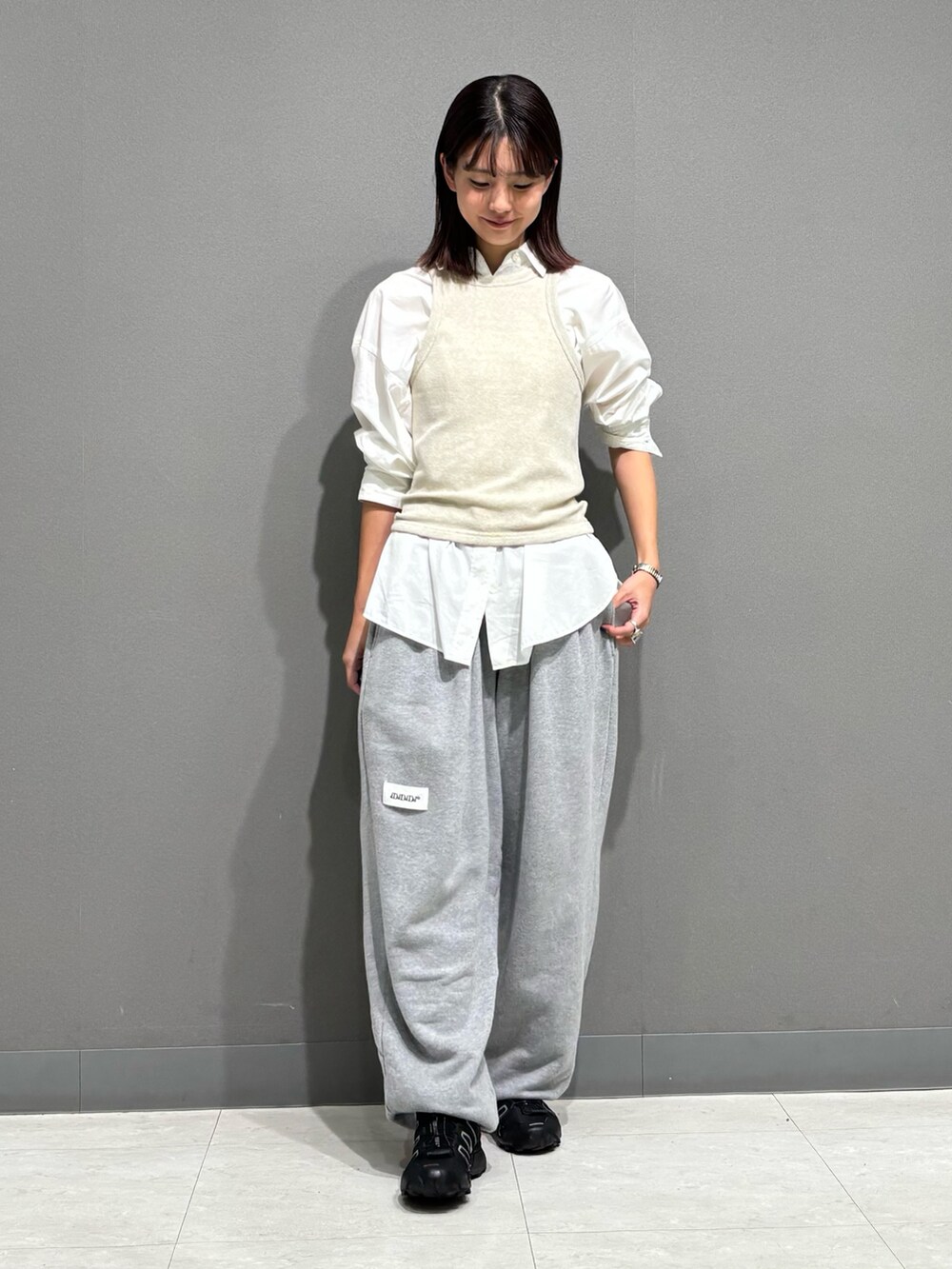 グレー系のスカート、グレー系のスウェットパンツを着用したレディースの秋コーディネートの9枚目の写真