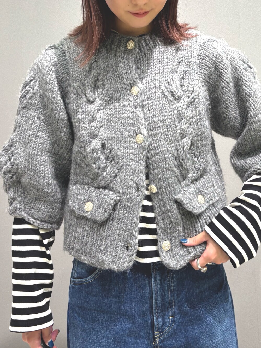 ブルー系のデニムパンツ、グレー系のカーディガン/ボレロ、ブラック系のTシャツ/カットソーを着用したレディースの秋コーディネートの9枚目の写真