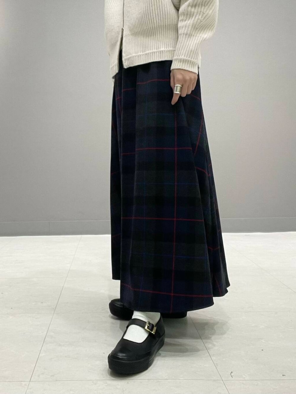 ホワイト系のカーディガン/ボレロ、グレー系のTシャツ/カットソー、ブルー系のスカートを着用したレディースの秋コーディネートの4枚目の写真