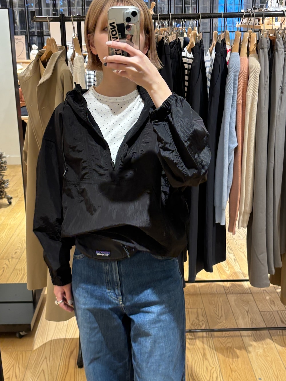 ホワイト系のTシャツ/カットソー、ブラック系のパーカー、ブラック系のボディバッグ/ウエストポーチを着用したレディースの春コーディネートの2枚目の写真