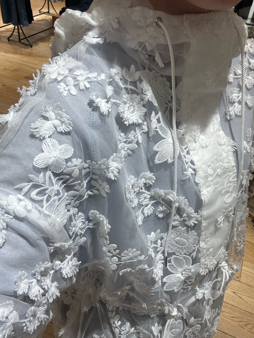 ブルー系のTシャツ/カットソー、グレー系のスウェットパンツ、ホワイト系のパーカーを着用したレディースの春コーディネートの4枚目の写真