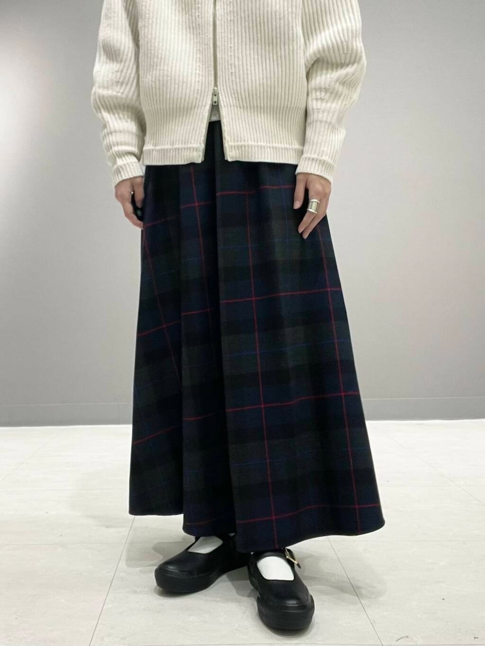 ホワイト系のカーディガン/ボレロ、グレー系のTシャツ/カットソー、ブルー系のスカートを着用したレディースの秋コーディネートの3枚目の写真