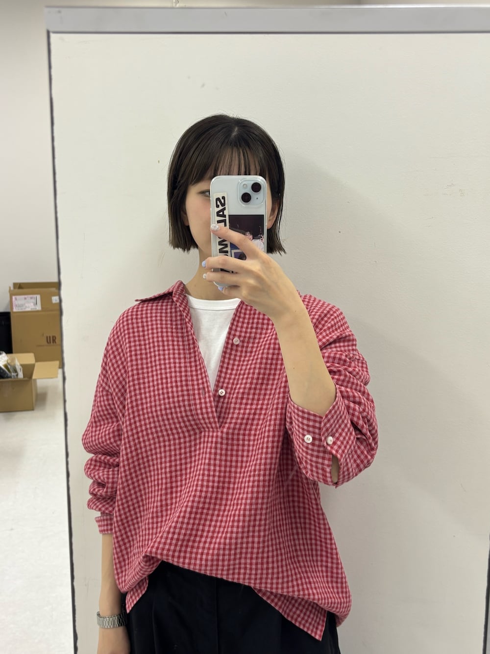 ピンク系のシャツ/ブラウス、ブラック系のその他パンツ、レッド系のバレエシューズを着用したレディースの夏コーディネートの8枚目の写真