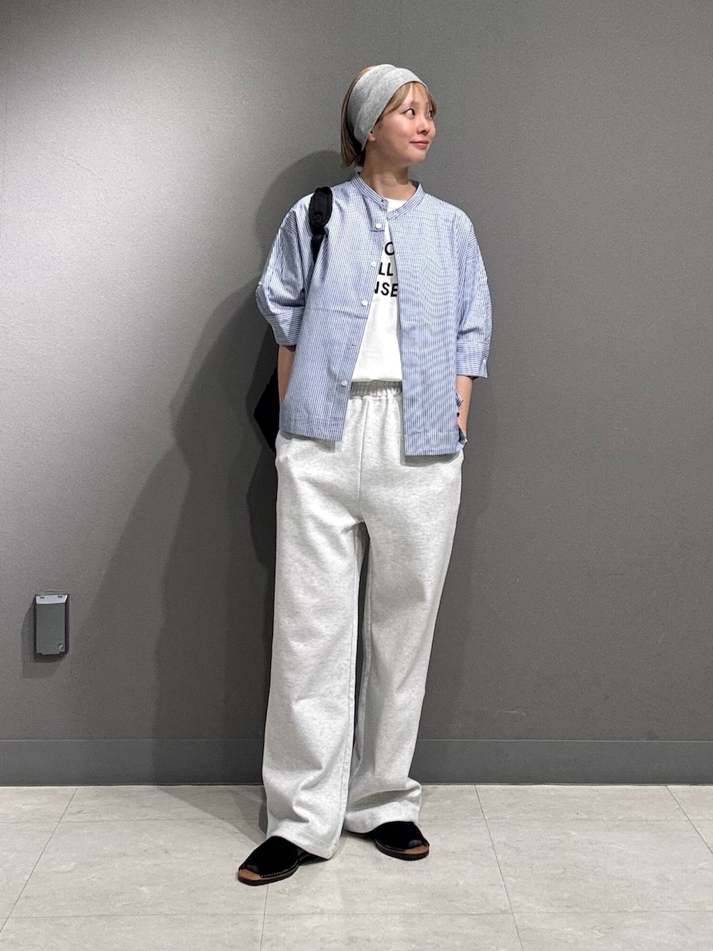 ブルー系のシャツ/ブラウス、グレー系のその他パンツ、その他のTシャツ/カットソーを着用したレディースの春コーディネートの2枚目の写真