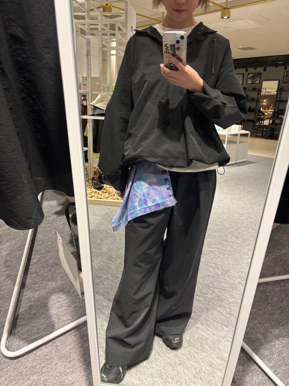 ブラック系のその他アウター、ブラック系のその他パンツを着用したレディースの春コーディネートの3枚目の写真