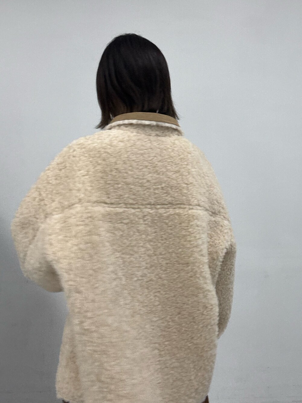 ブラウン系のその他アウター、ブラウン系のその他パンツ、ブラウン系のその他シューズを着用したレディースの秋コーディネートの7枚目の写真