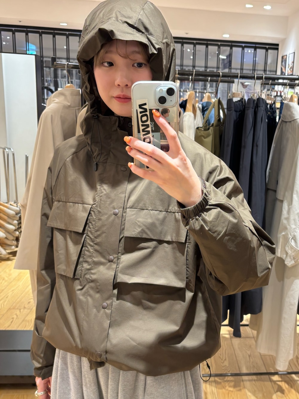 ブラウン系のテーラードジャケットを着用したレディースの冬コーディネートの6枚目の写真