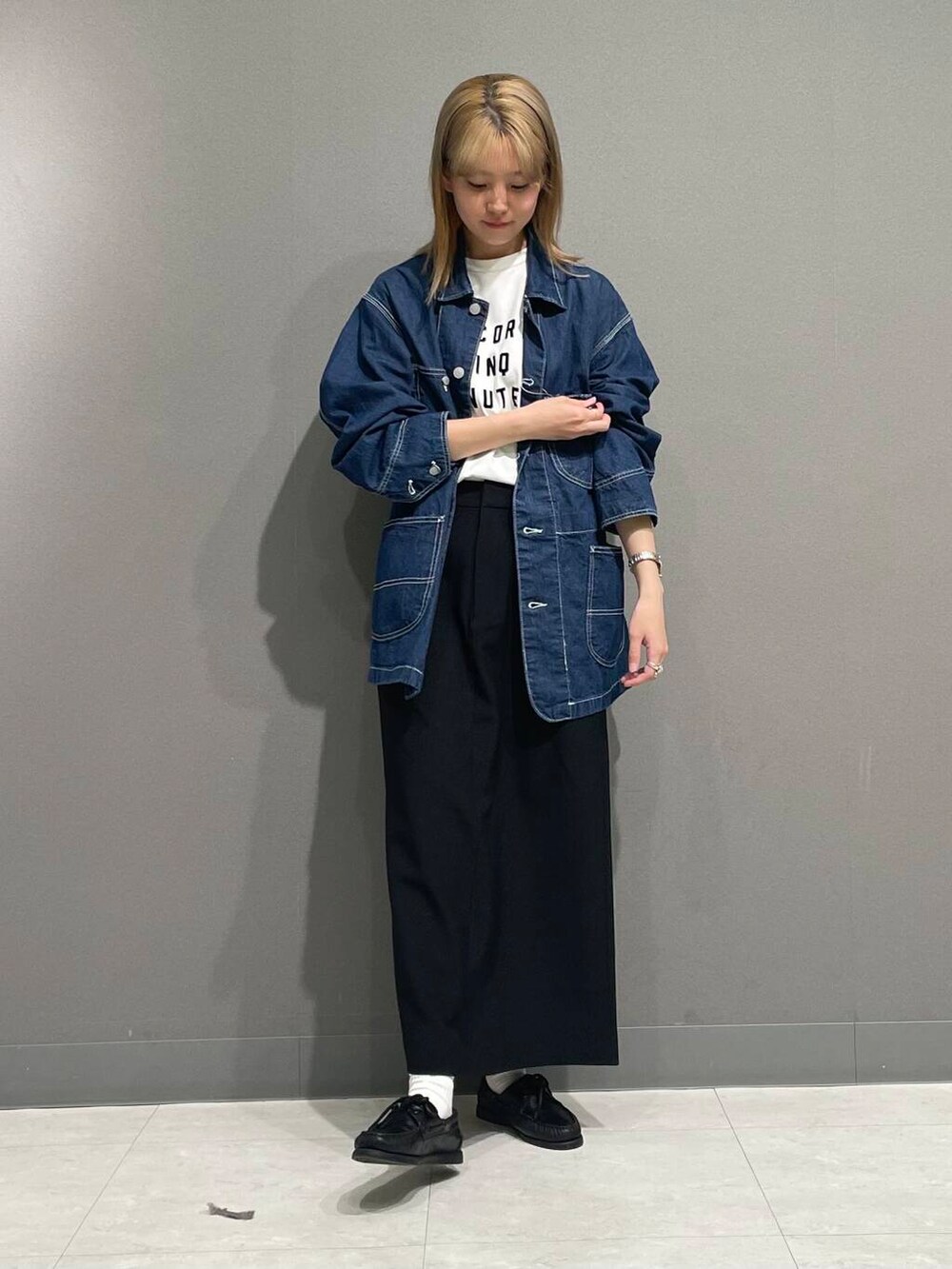 ブルー系のカバーオールを着用したレディースの春コーディネートの2枚目の写真