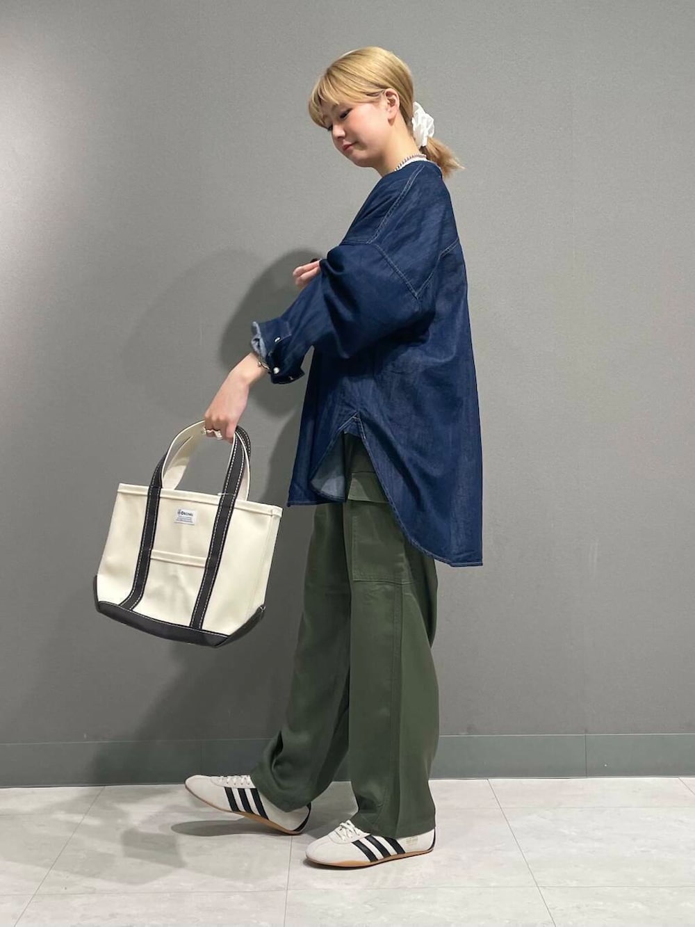 「アーバンリサーチ、カジュアルコーデ、スニーカーコーデ、アーバンリサーチドアーズ、デニムコーデ、doors、20代、ドアーズ、パンツコーデ、160cm、ミディアムヘア、骨格ナチュラル、ベーシックアイテムで作る最旬コーデ、骨格ナチュラル×カジュアル、私の推しデニムスタイル」｜「URBAN RESEARCHのdecor『デコール』　B Chou Chou（ヘアゴム、ホワイト系）」を使った、tskyuunaさん（レディース・160cm）の春コーディネートの3枚目の写真