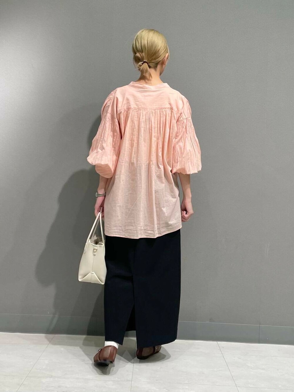 ホワイト系のショルダーバッグ、ピンク系のシャツ/ブラウスを着用したレディースの春コーディネートの9枚目の写真