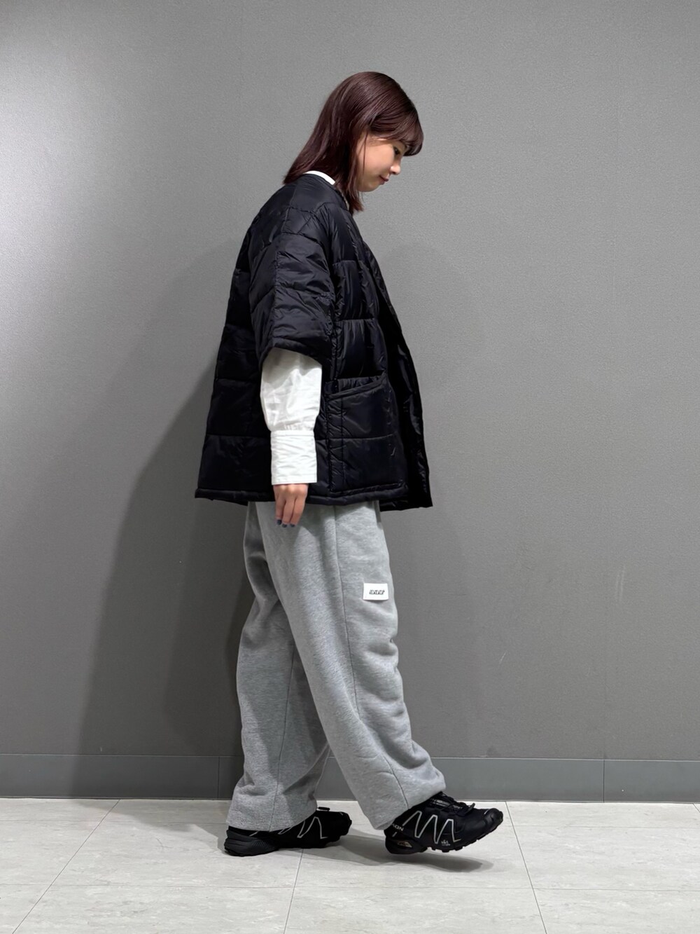 ブラック系のダウンジャケット/コート、グレー系のスウェットパンツを着用したレディースの秋コーディネートの4枚目の写真