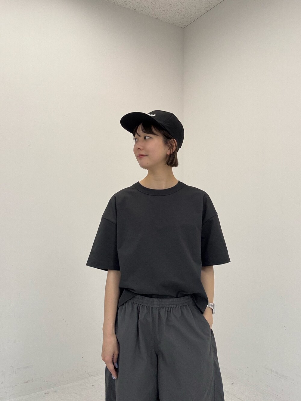 グレー系のTシャツ/カットソー、グレー系のその他パンツを着用したレディースの夏コーディネートの2枚目の写真