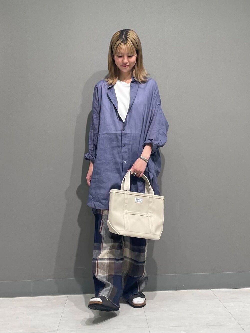 ブルー系のその他パンツ、ブルー系のシャツ/ブラウス、グレー系のサンダルを着用したレディースの春コーディネートの7枚目の写真