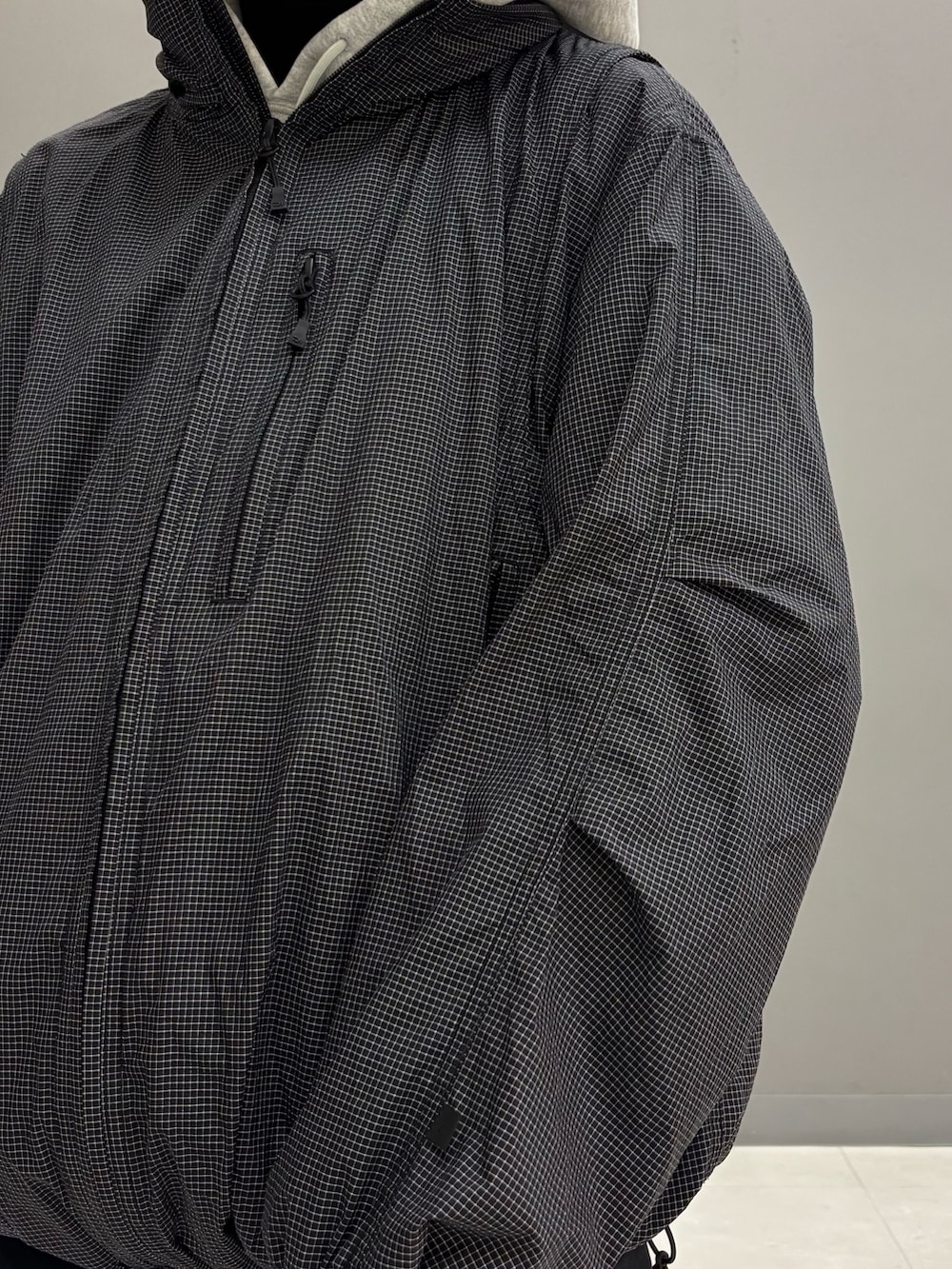 グレー系のパーカー、ブラック系のジャケット/アウターを着用したレディースの冬コーディネートの7枚目の写真