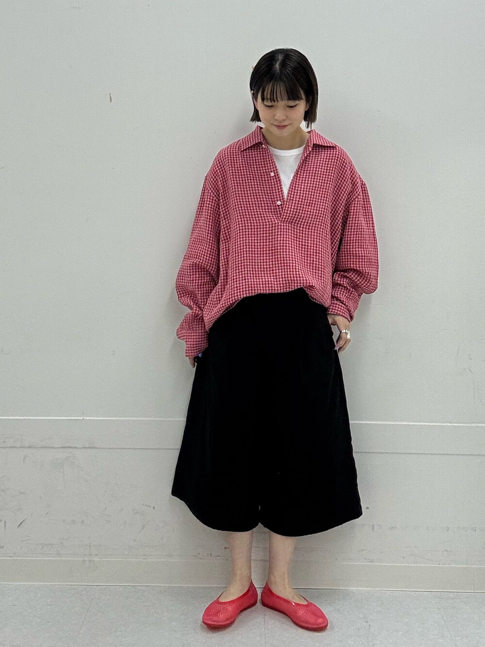 ピンク系のシャツ/ブラウス、ブラック系のその他パンツ、レッド系のバレエシューズを着用したレディースの夏コーディネートの3枚目の写真