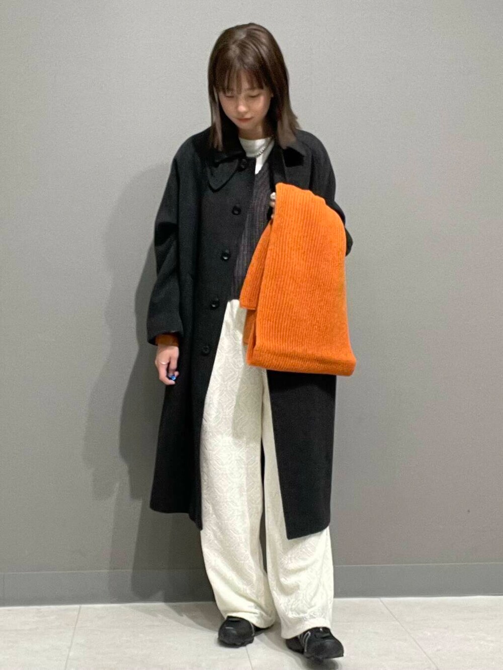 グレー系のその他アウター、グレー系のベスト、ホワイト系のその他パンツを着用したレディースの冬コーディネートの2枚目の写真