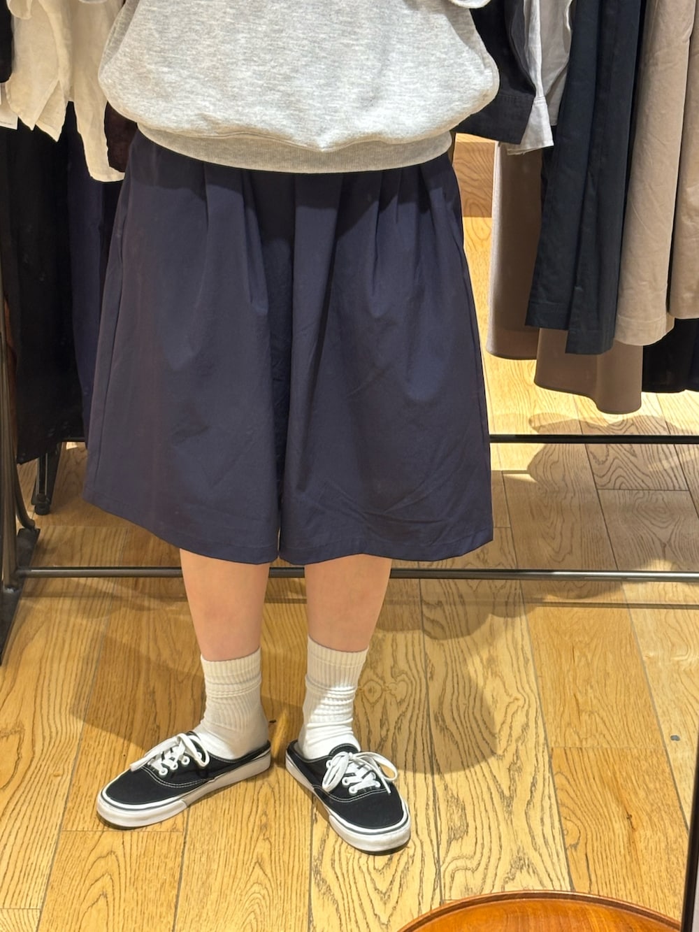 ブルー系のその他パンツ、グレー系のスウェットを着用したレディースの夏コーディネートの5枚目の写真
