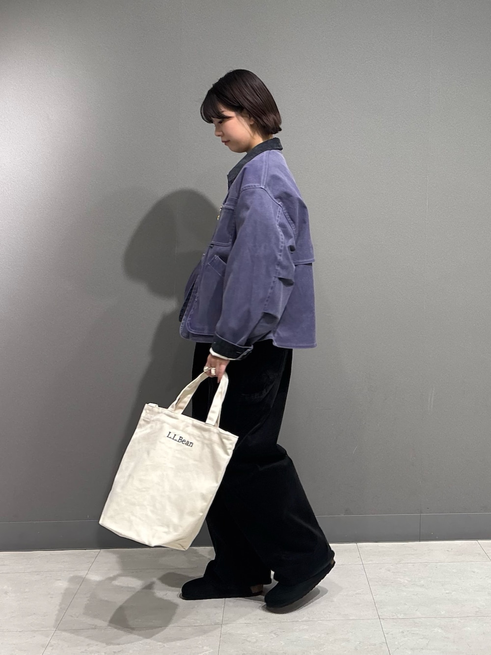 ベージュ系のテーラードジャケット、ベージュ系のショルダーバッグ、グレー系のTシャツ/カットソーを着用したレディースの冬コーディネートの7枚目の写真